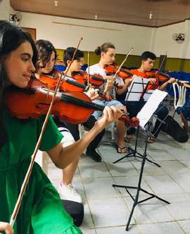 Jovens integrantes da Orquestra de Câmara Nossa Senhora do Rosário de Fátima