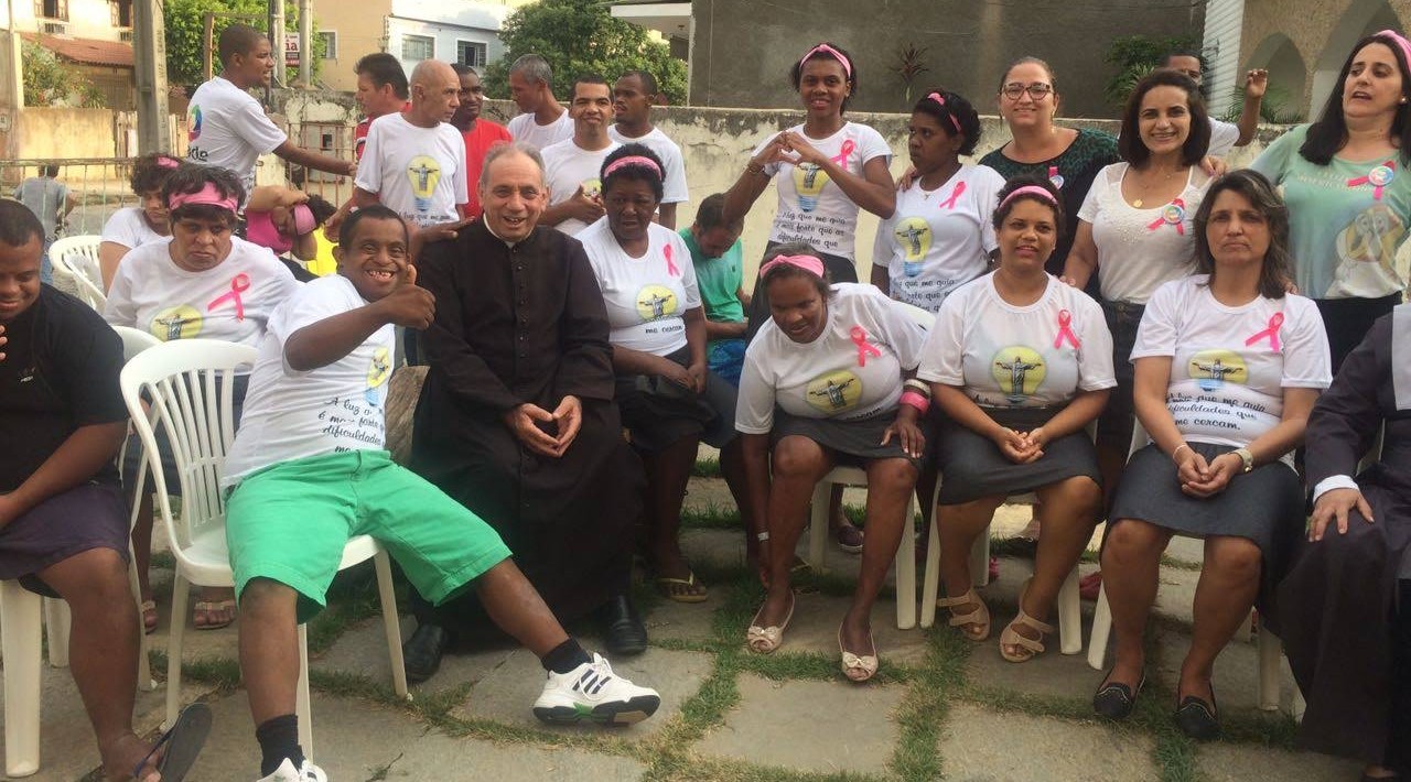 Padre Geraldo em atividade com acolhidos